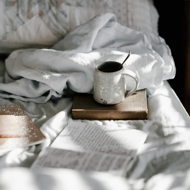 Read more about the article Nespečnost zvečer: ko telo miruje, misli pa ne – kako si pomagamo z večerno rutino